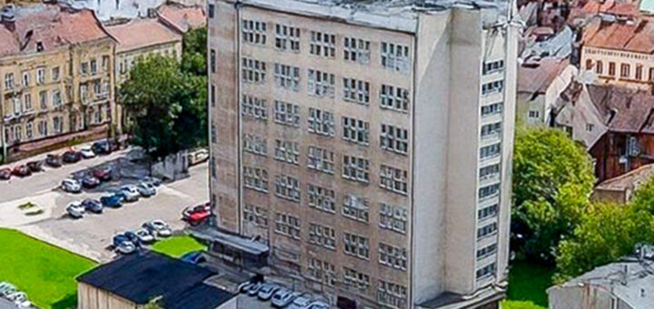 Wysoki wieżowiec na terenie nieruchomości inwestycyjnej do sprzedaży Tarnów