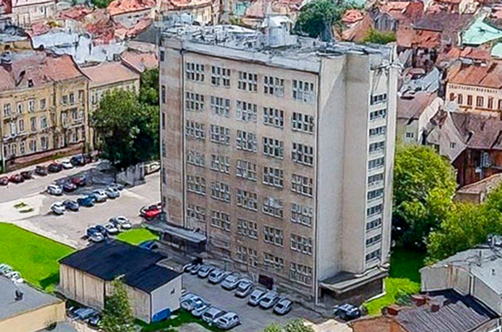 Wysoki wieżowiec na terenie nieruchomości inwestycyjnej do sprzedaży Tarnów