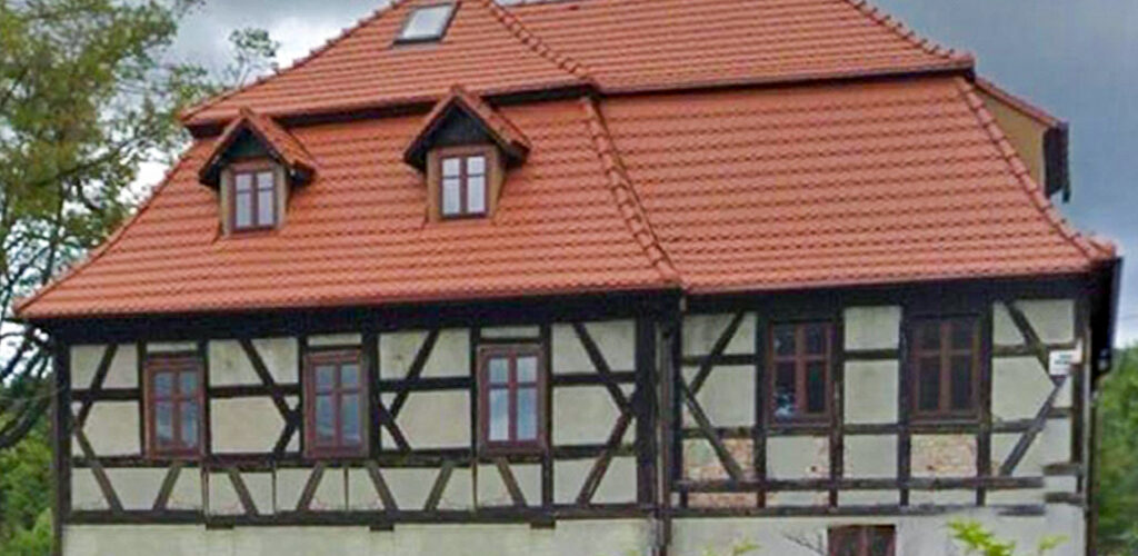 frontowa elewacja nieruchomości komercyjnej na sprzedaż Wałbrzych (okolice)