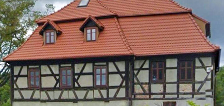 frontowa elewacja nieruchomości komercyjnej na sprzedaż Wałbrzych (okolice)