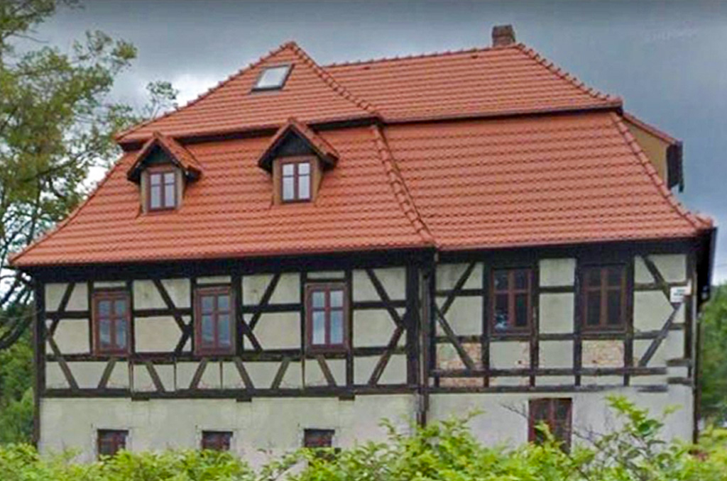 frontowa elewacja nieruchomości komercyjnej na sprzedaż Wałbrzych (okolice)