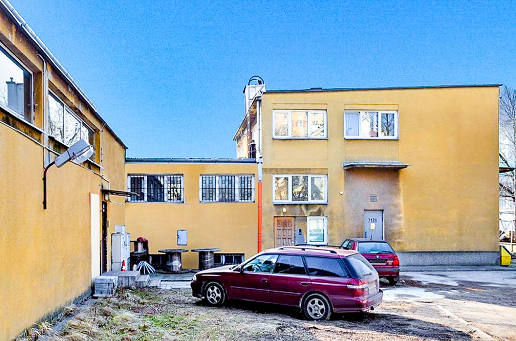 Parking przed nieruchomością inwestycyjną na sprzedaż Warszawa