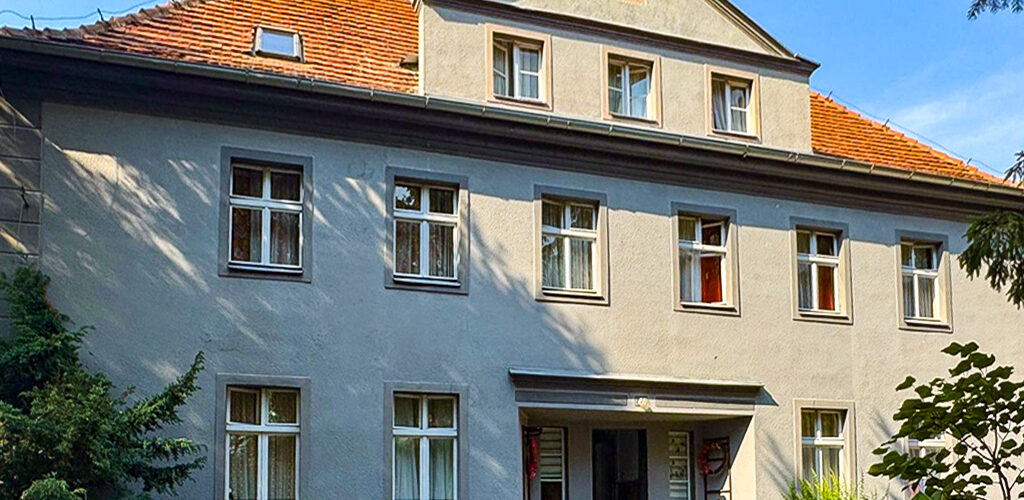 Widok z przodu na nieruchomość komercyjną na sprzedaż nad morzem