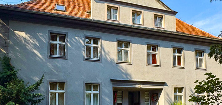 Widok z przodu na nieruchomość komercyjną na sprzedaż nad morzem