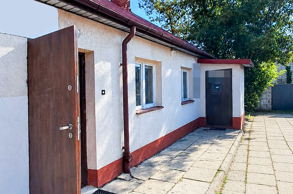 wejście do budynku na terenie nieruchomości komercyjnej do sprzedaży Białystok (okolice)