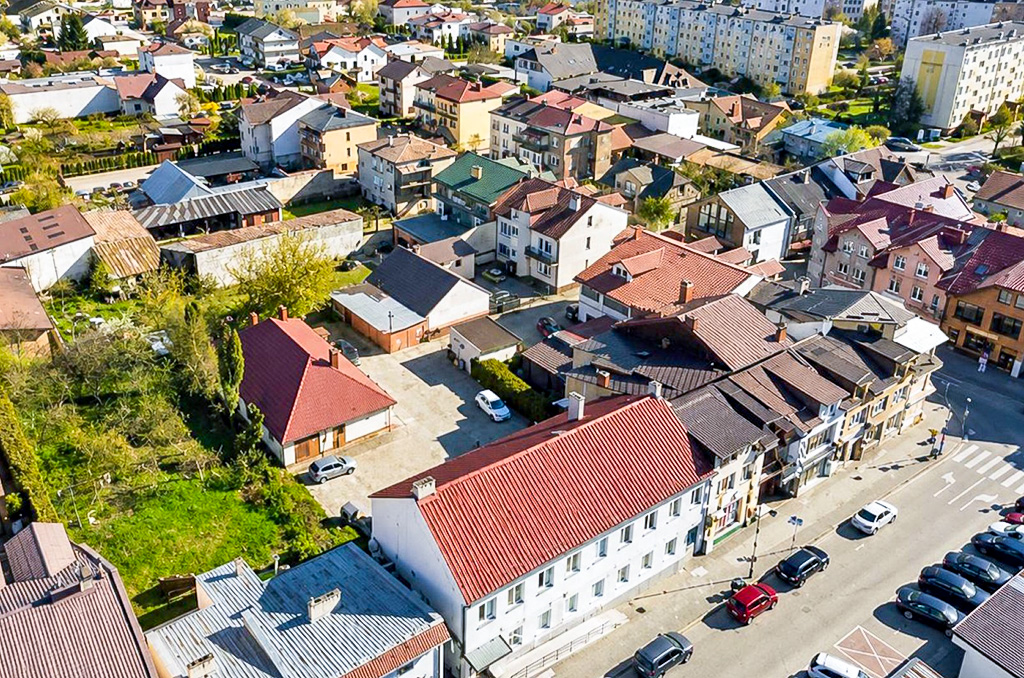 zdjęcie wykonane z drona pokazujące od góry nieruchomość inwestycyjną na sprzedaż Białystok (okolice)