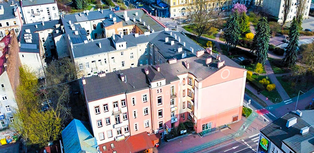 zdjęcie wykonane z drona pokazujące od góry nieruchomość inwestycyjną na sprzedaż Częstochowa