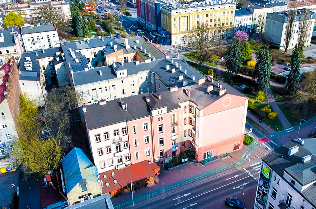 zdjęcie wykonane z drona pokazujące od góry nieruchomość inwestycyjną na sprzedaż Częstochowa