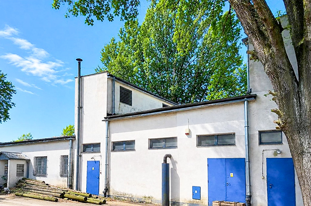 kolejny budynek wchodzący w skład kompleksu na terenie nieruchomości komercyjnej na sprzedaż Łódź (okolice)