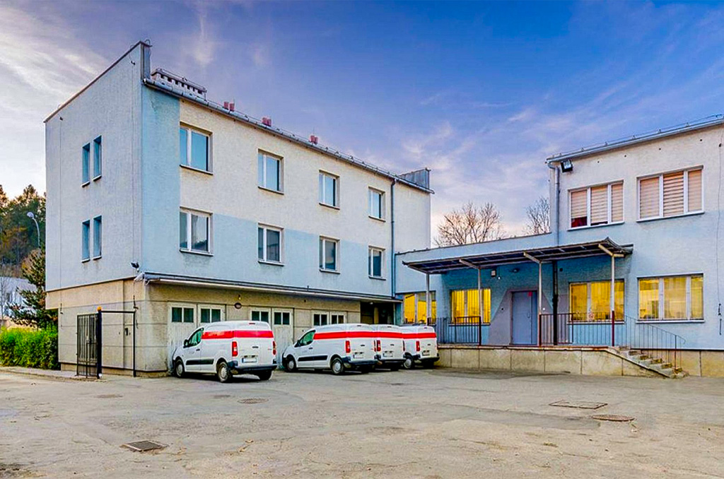 na zdjęciu utwardzony plac jako parking na terenie nieruchomości inwestycyjnej na sprzedaż Kraków (okolice)