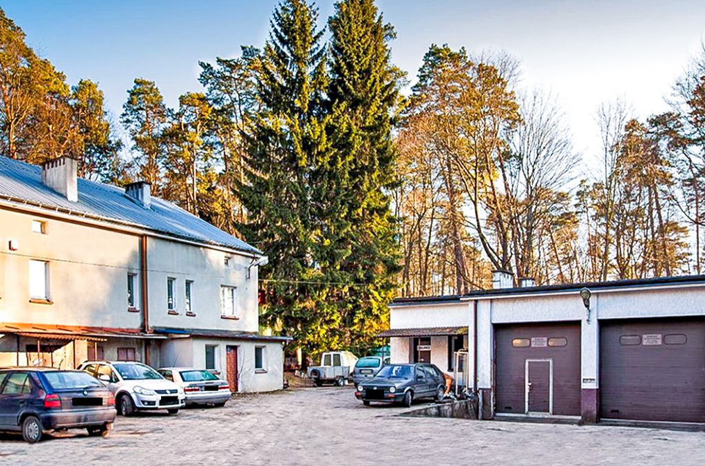 zbliżenie na garaże na terenie nieruchomości inwestycyjnej do sprzedaży Olsztyn
