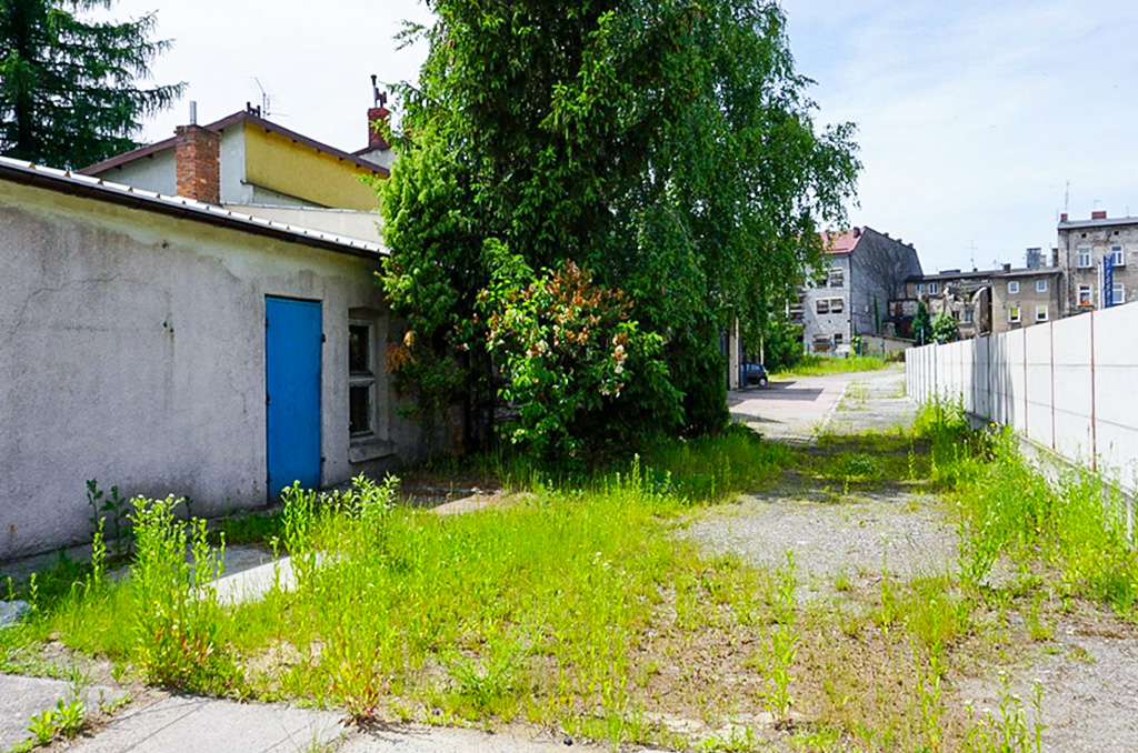 zagospodarowana działka wokół nieruchomości komercyjnej na sprzedaż Częstochowa