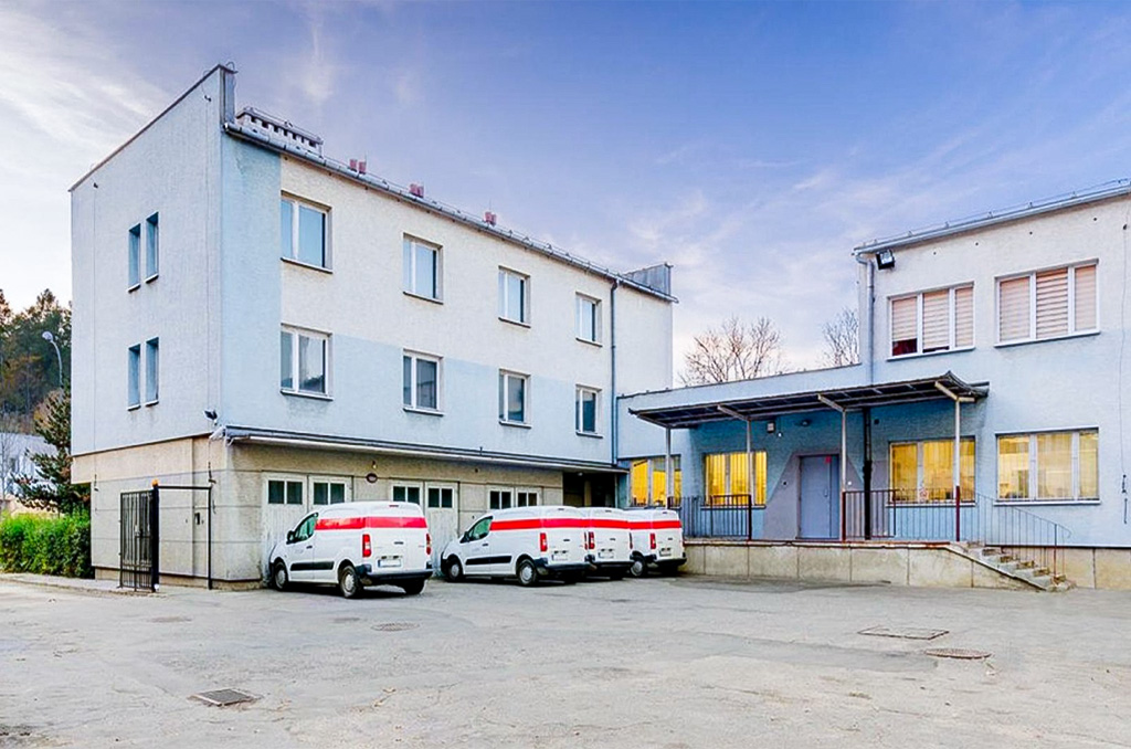 na pierwszym planie parking przed nieruchomością komercyjną do sprzedaży Kraków (okolice)