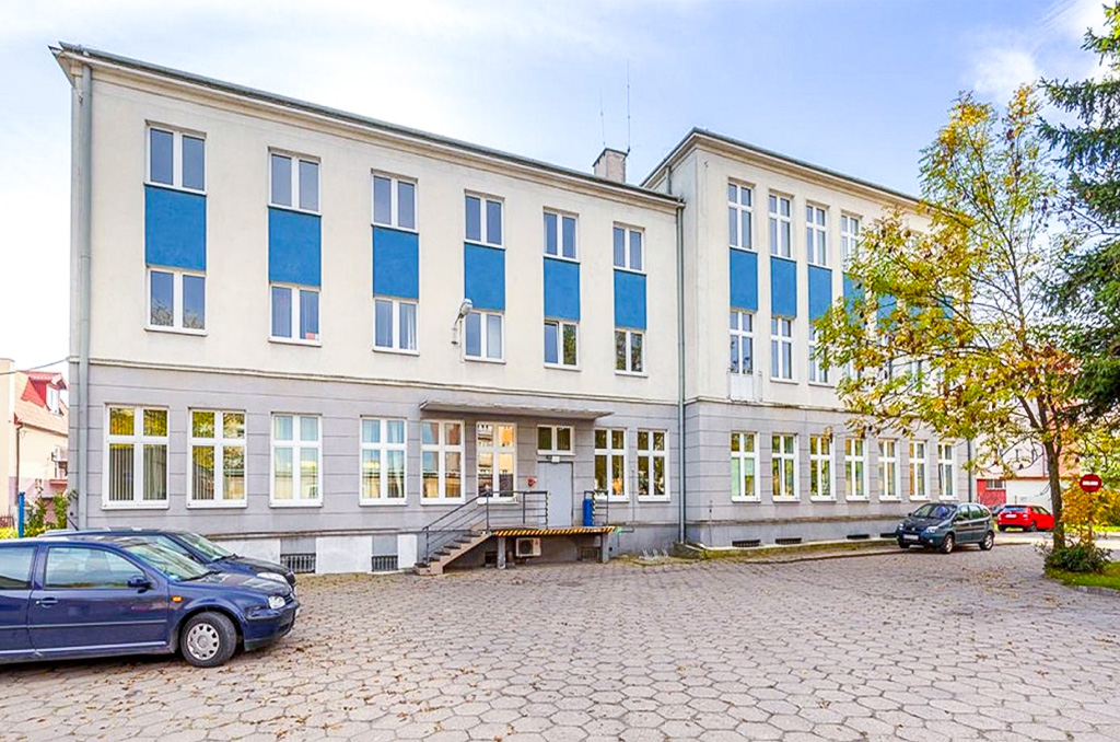 na pierwszym planie parking przed nieruchomością komercyjną na sprzedaż Katowice (okolice)