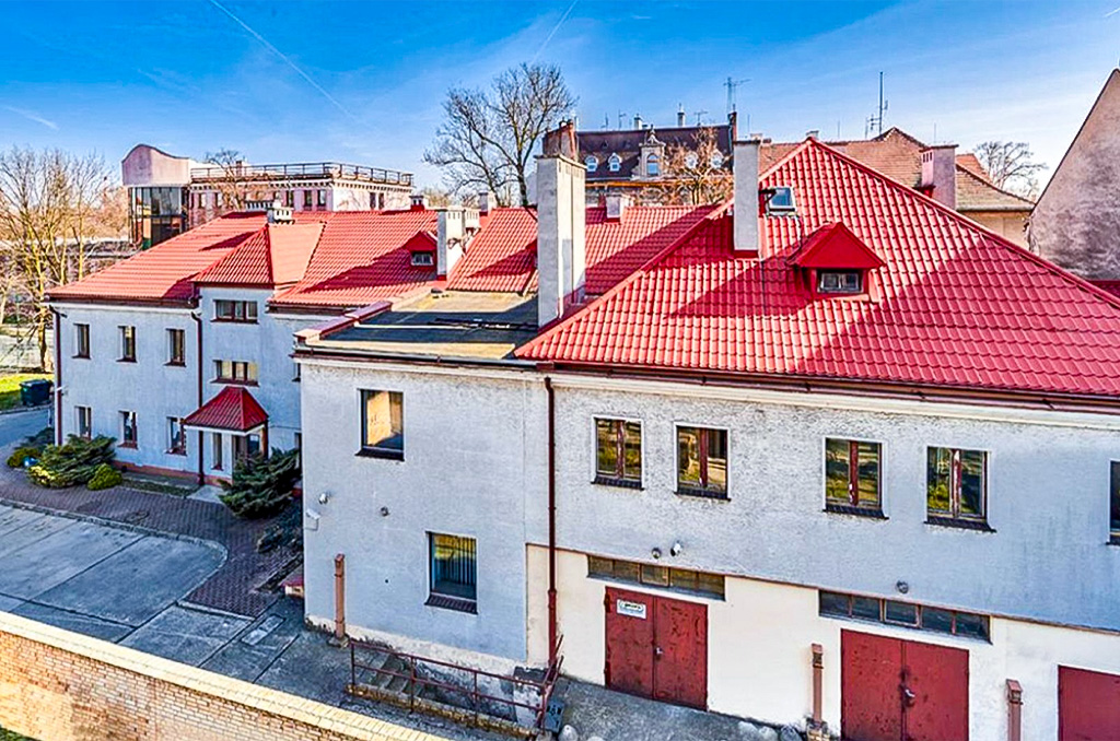kompleks zabudowań na terenie nieruchomości komercyjnej na sprzedaż Opole (okolice)