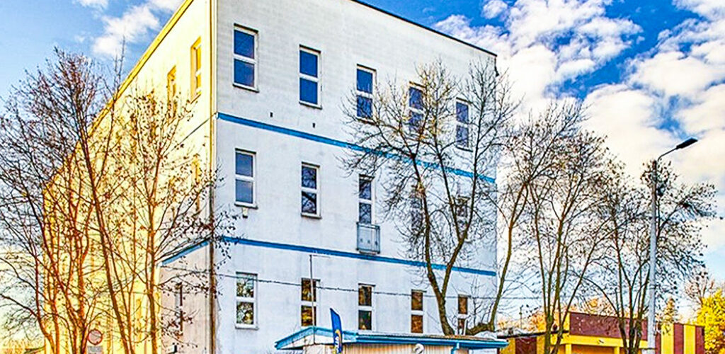 frontowa elewacja nieruchomości inwestycyjnej do sprzedaży Piotrków Trybunalski (okolice)