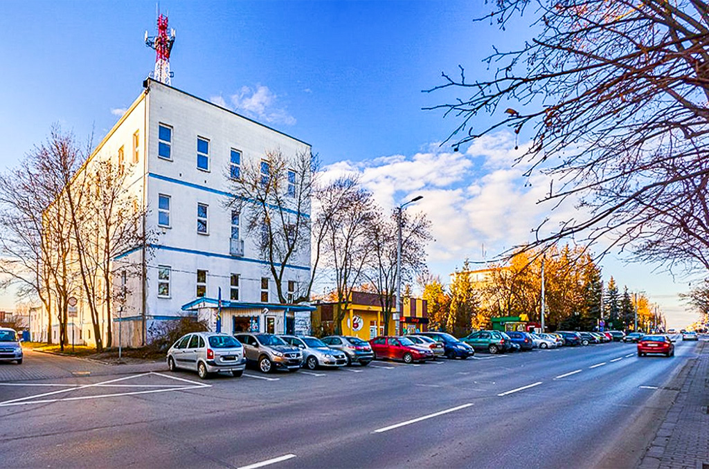 zdjęcie od strony ulicy pokazujące nieruchomość inwestycyjną na sprzedaż Piotrków Trybunalski (okolice)