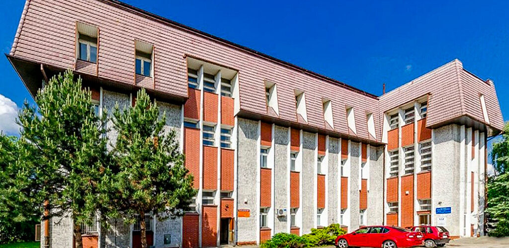 parking przed nieruchomością komercyjną do sprzedaży Poznań (okolice)