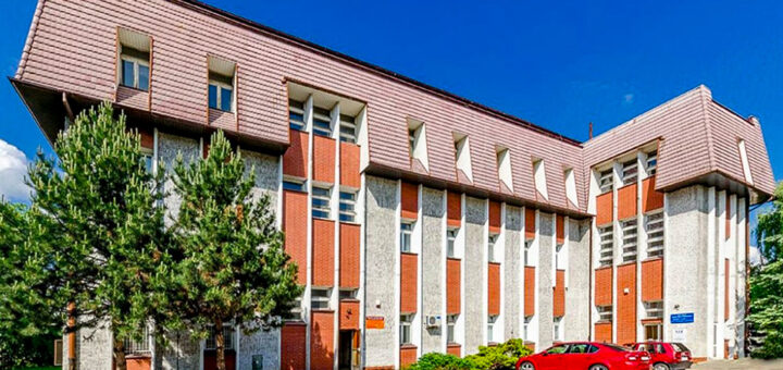 parking przed nieruchomością komercyjną do sprzedaży Poznań (okolice)