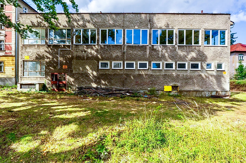 jeden z budynków na terenie nieruchomości komercyjnej do sprzedaży Wałbrzych (okolice)