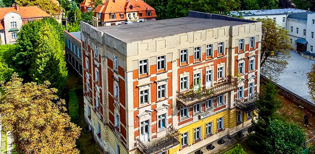 okazała bryła nieruchomości inwestycyjnej do sprzedaży Wałbrzych (okolice)