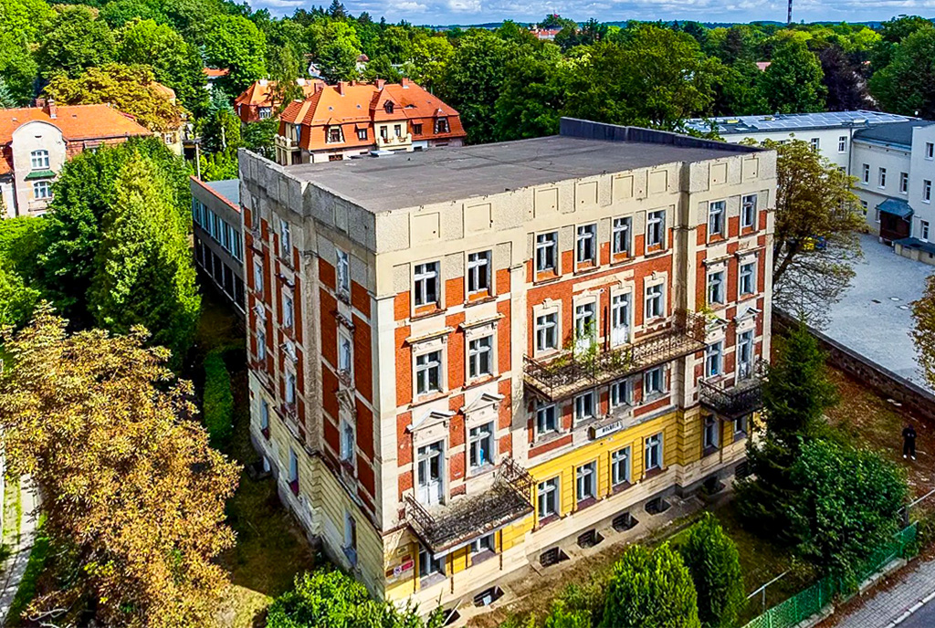 okazała bryła nieruchomości inwestycyjnej do sprzedaży Wałbrzych (okolice)