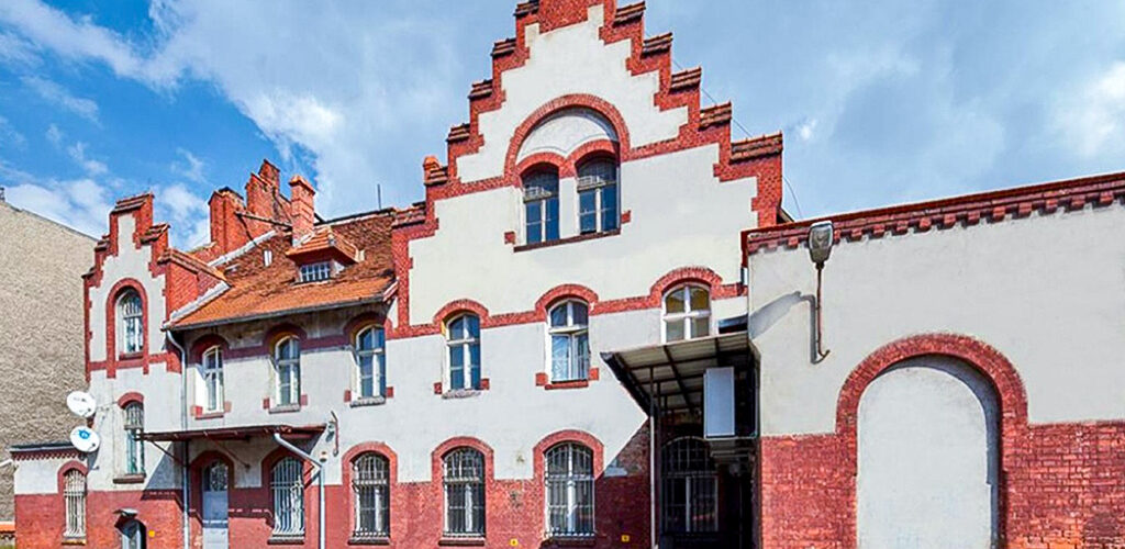 frontowa elewacja nieruchomości inwestycyjnej do sprzedaży Wałbrzych