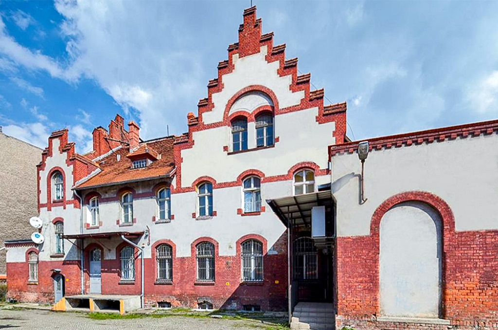 frontowa elewacja nieruchomości inwestycyjnej do sprzedaży Wałbrzych