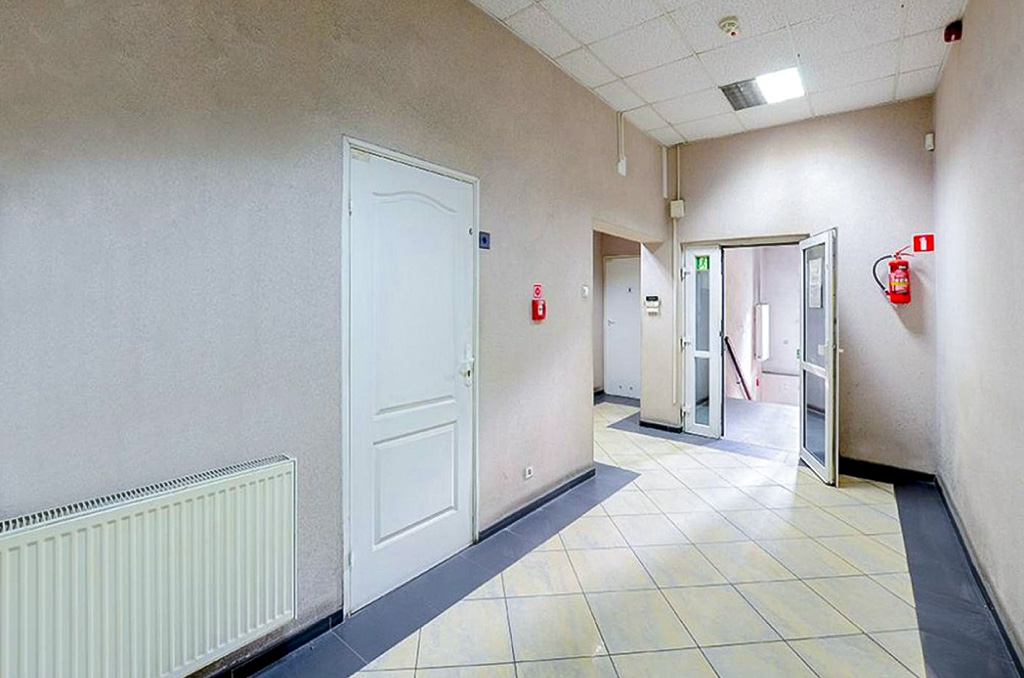 jeden z korytarzy na terenie nieruchomości inwestycyjnej na sprzedaż Inowrocław