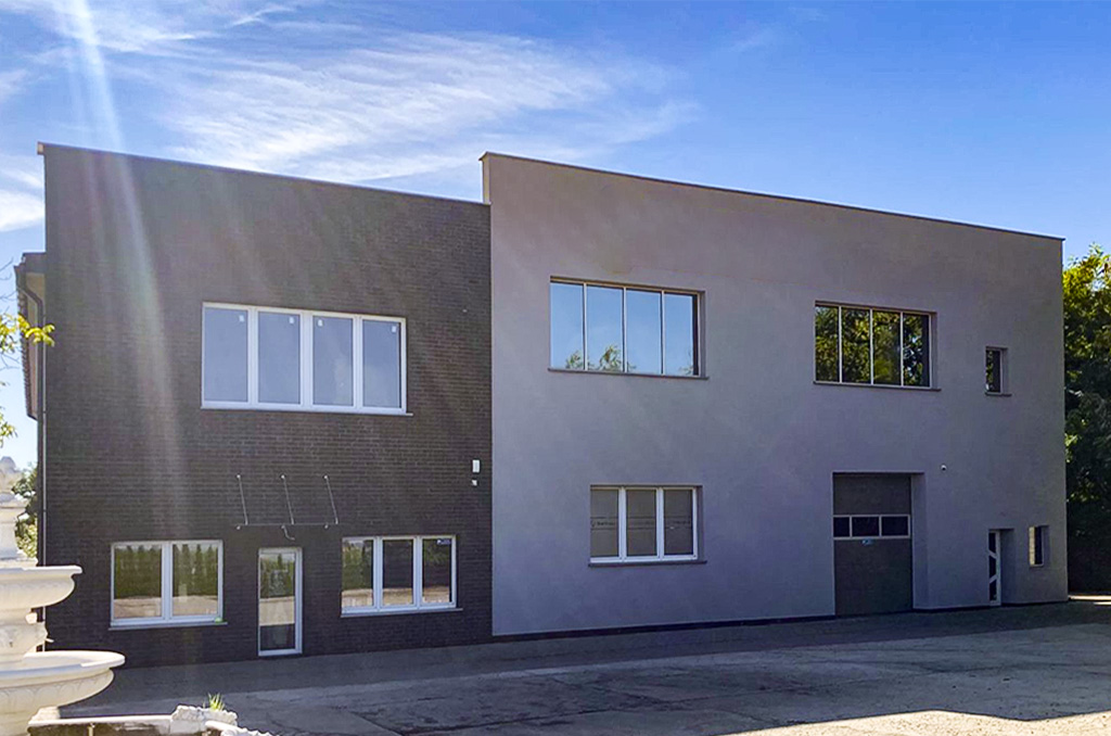 frontowa elewacja nieruchomości komercyjnej do sprzedaży Ostrów Wielkopolski (okolice)