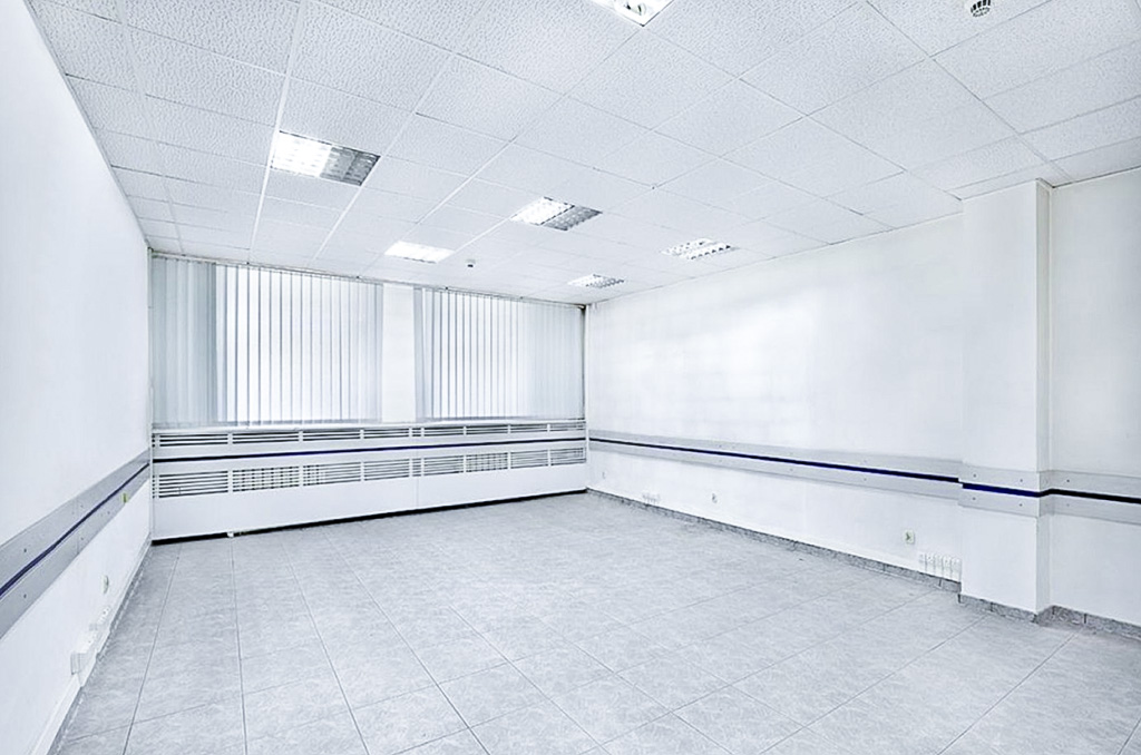zaprojektowane w bieli pomieszczenie na terenie nieruchomości komercyjnej do sprzedaży Ełk