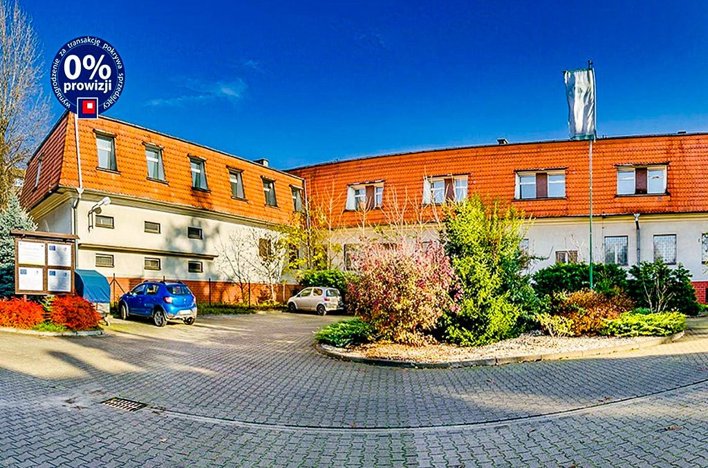 na zdjęciu parking przed nieruchomością inwestycyjną na sprzedaż Leszno (okolice)