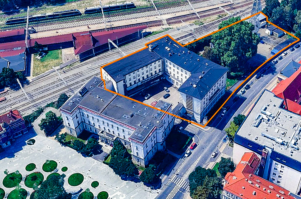 zdjęcie wykonane z drona pokazujące od góry nieruchomość komercyjną do sprzedaży Opole