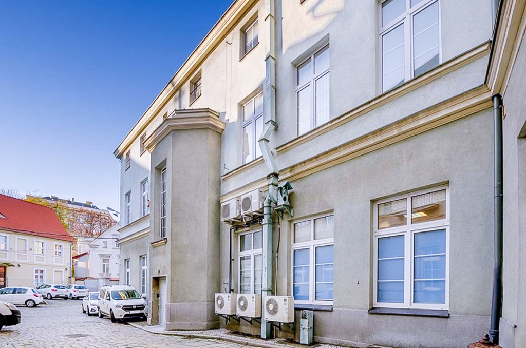 zbliżenie na wejście do jednego z budynków na terenie nieruchomości komercyjnej na sprzedaż Zielona Góra