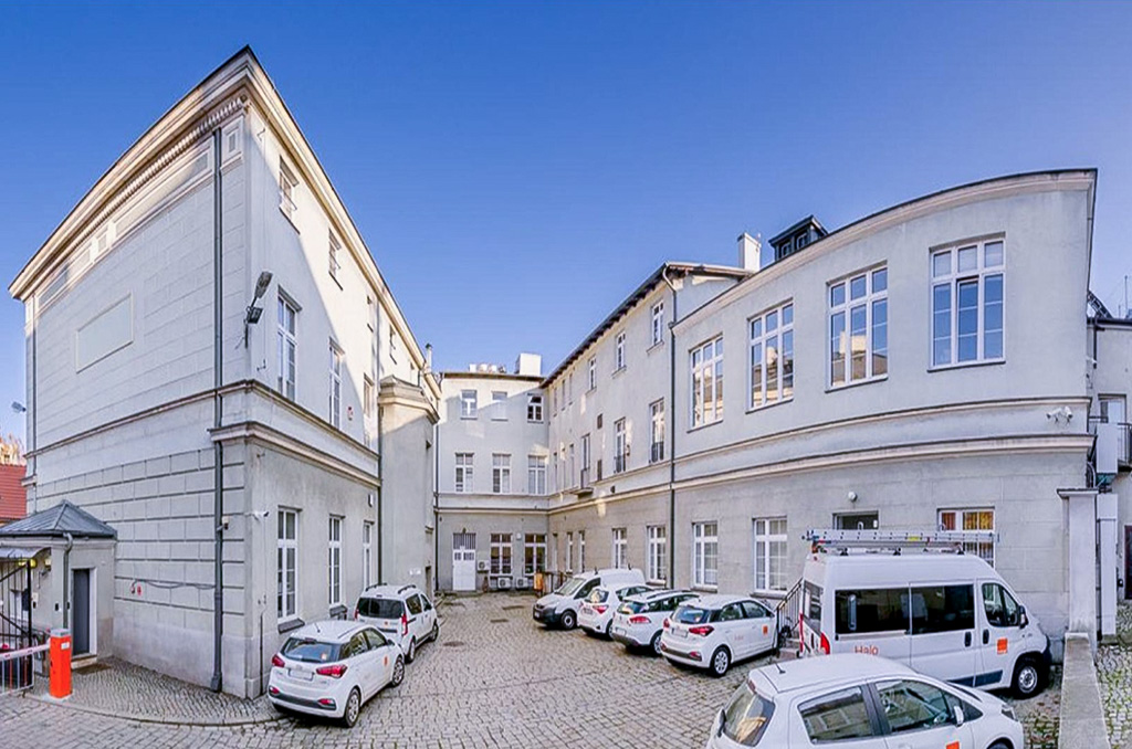na pierwszym planie parking na terenie nieruchomości inwestycyjnej na sprzedaż Zielona Góra